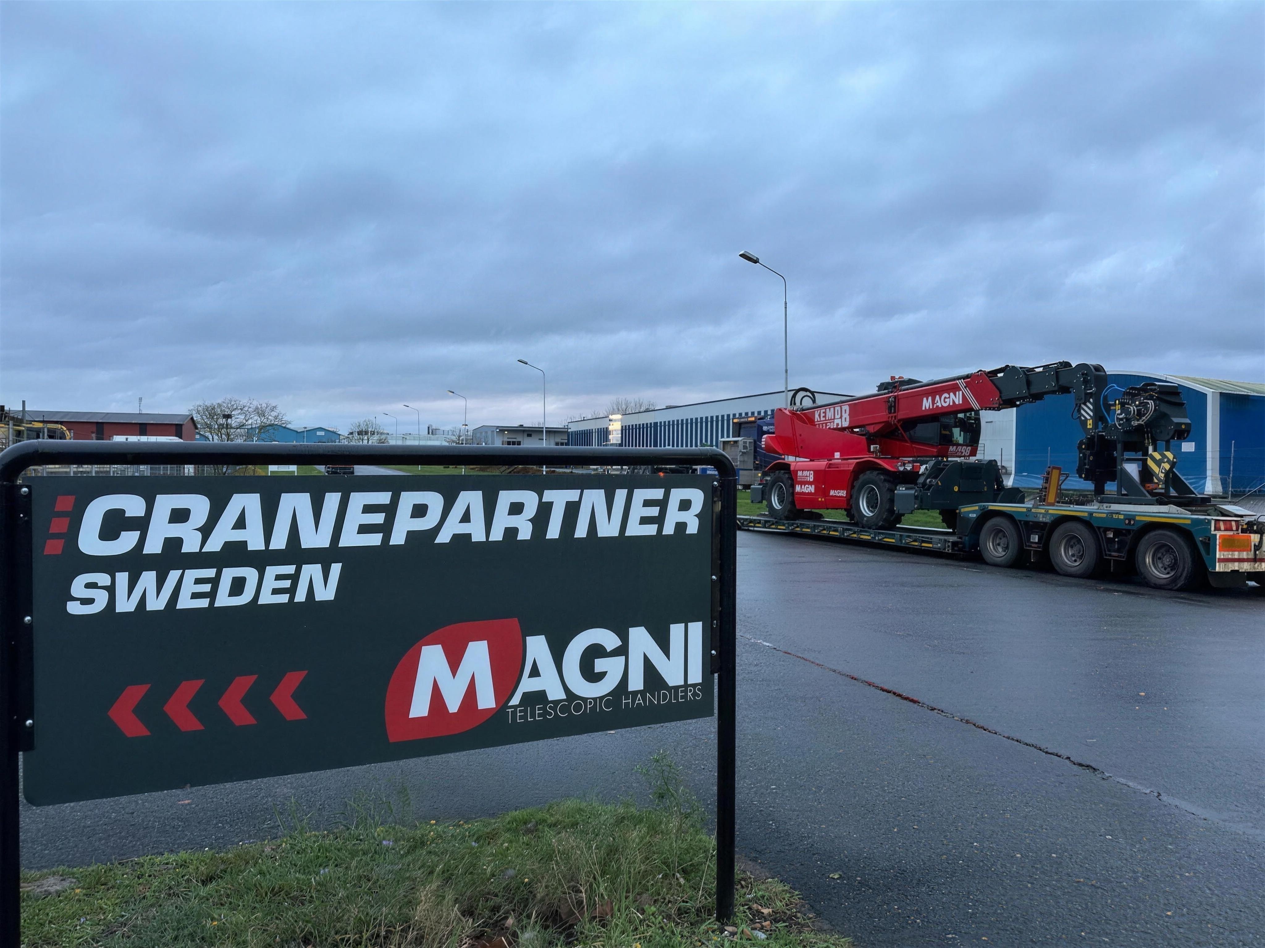 Cranepartners dubbelskylt vid anläggningen